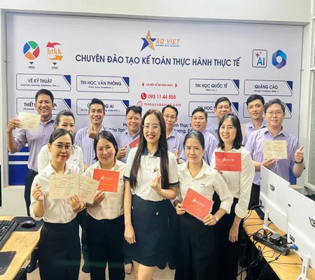 Học viên Sao Việt nhận chứng chỉ sau khóa học