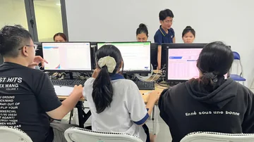 Học viên thực hành trên máy tính tại Sao Việt
