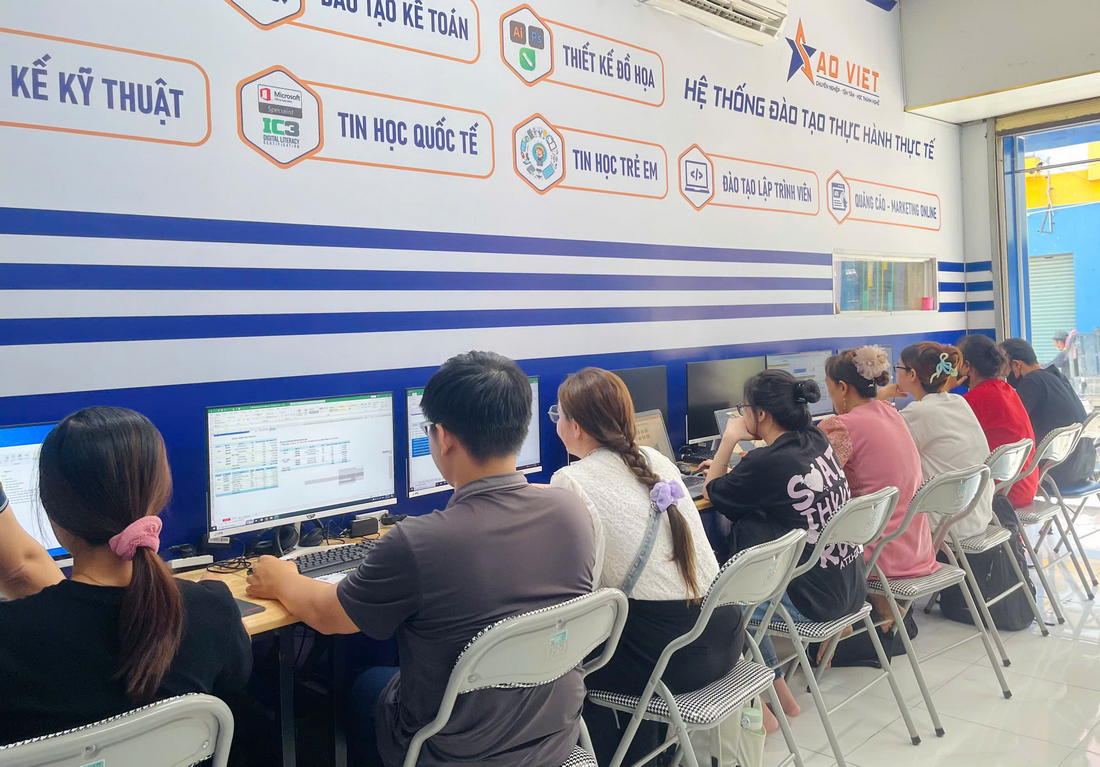 Nhu Cầu Học Tin Học Văn Phòng Và Xu Hướng Ứng Dụng AI